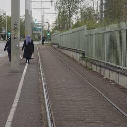Hier fährt die Tram doch glatt auf dem Gehweg!