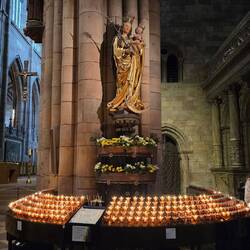 Ein paar (echte) Kerzen für die, die schon vorgegangen sind aufgestellt. 🫶🏼