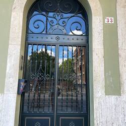 Viele Hauseingänge zieren schmiedeeiserne Gitter.