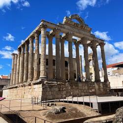 Diana-Tempel. Das Haus im hinteren Teil wurde in späteren Zeiten in den Tempel hineingebaut.