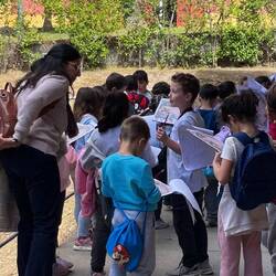 Zweitklässler mussten das Mosaik in ihren Unterlagen beschriften.