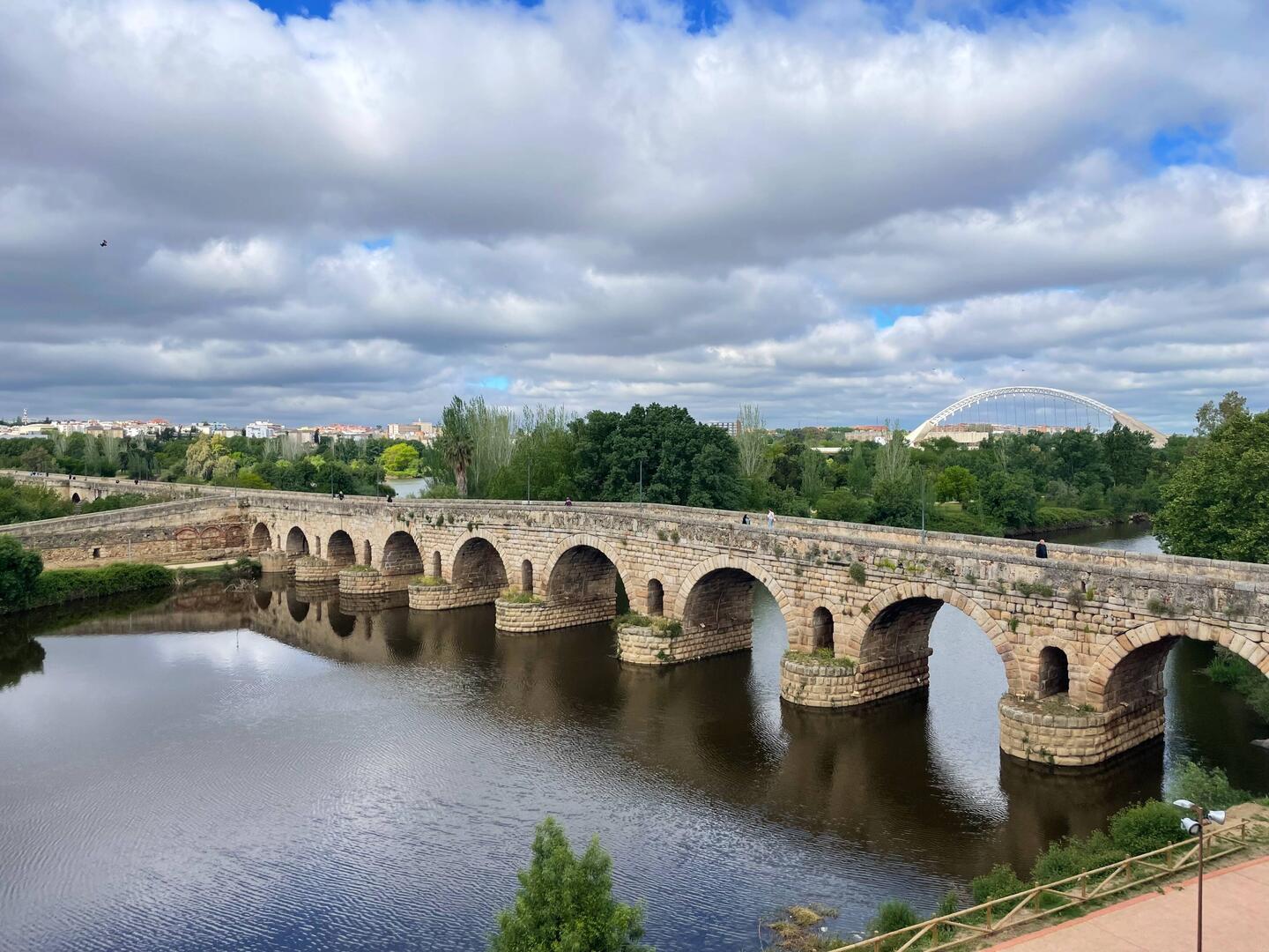 Längste römische Brücke weltweit: 792m, 60 Rundbögen, über den Río Guadiana