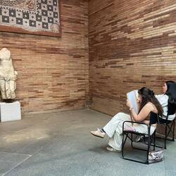 Statuen halten ruhig! Wir sichten etwa 12 junge Leute, die die Statuen abzeichnen.