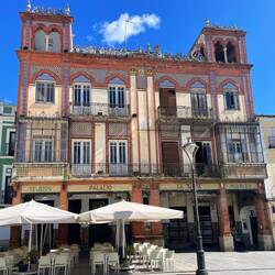 An der Plaza de España. Man beachte den oberen Teil des Hauses.