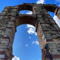 Der obere Teil fehlt, ungefähr 5 Meter.