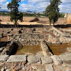 Reste der Festung, vieles noch nicht ausgegraben. Geldmangel!