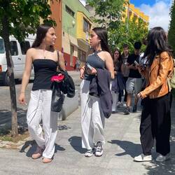 Diese Spanierinnen verlassen gerade das Amphitheater. Kulturprogramm einer Klasse?