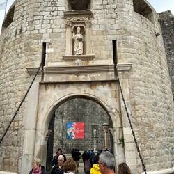 Erstes Tor des Pile-Tors nach einer Zugbrücke