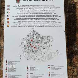 Infotafel über Schäden durch die Angriffe der Serben und Montenegriner 1991/1992
