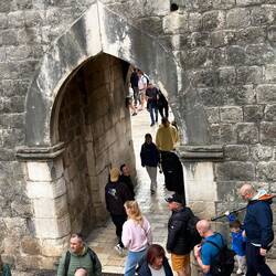 Blick vom oben gelegenen 1. Tor auf das tiefer liegende 2. Tor
