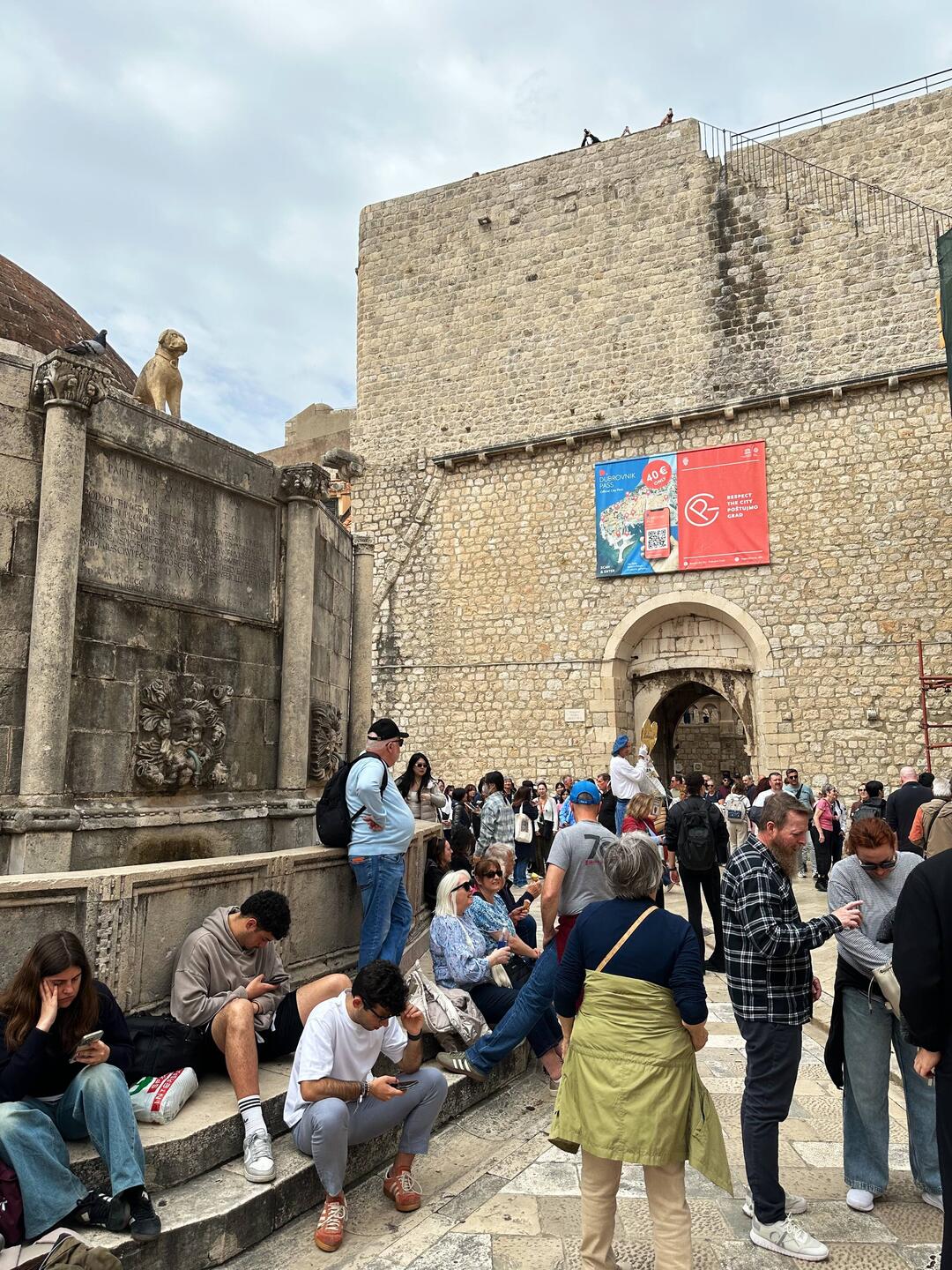 Blick am Brunnen vorbei auf das Pile-Tor