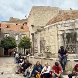 Der Brunnen - hinten links (grad nicht mehr im Bild) geht's zum Hard Rock Cafe