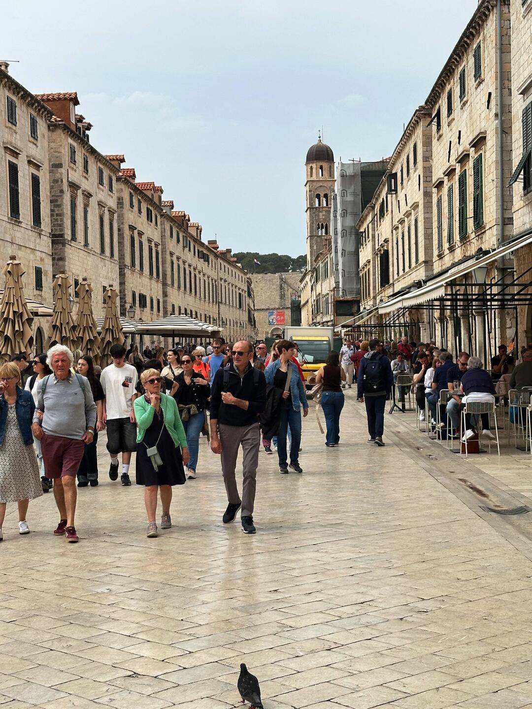 Stradun vom Ost-Tor aus ... alle folgenden Fotos schauen rechts in die Gassen