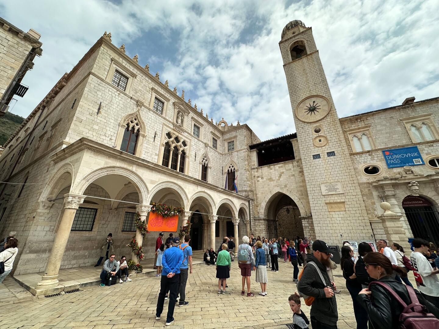 Sponza Palast und Glockenturm, dazwischen der Durchgang zum Ost-Tor