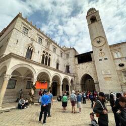 Sponza Palast und Glockenturm, dazwischen der Durchgang zum Ost-Tor