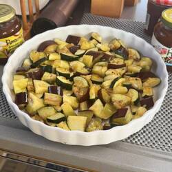 die Frittata von Auberginen und Zucchini wird zubereitet. drüber noch Sauce aus Eiern, Sahne u. Käse