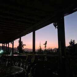 Sonnenuntergang auf der Terrasse des Restaurants im Camping