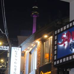 Erster Blick auf den N Seoul Tower bei Dunkelheit