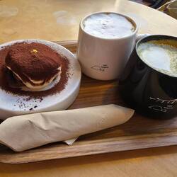 Süßes leeres (🤯) Café mit leckeren Tiramisu und Getränken