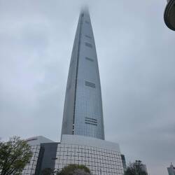 Lotte World Tower verschwindet in den Wolken