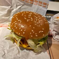 Obligatorischer McDonald's Besuch. Basilikumcreme ist lecker aber wirkt eher Italienisch