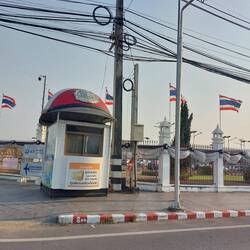 Verkehrs-Polizeibox am Flughafen Chiang Mai, gekrönt von einem Schutzhelm