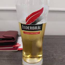 Federbräu, ein relativ neues Bier auf dem Markt, nach deutschem Reinheitsgebot gebraut