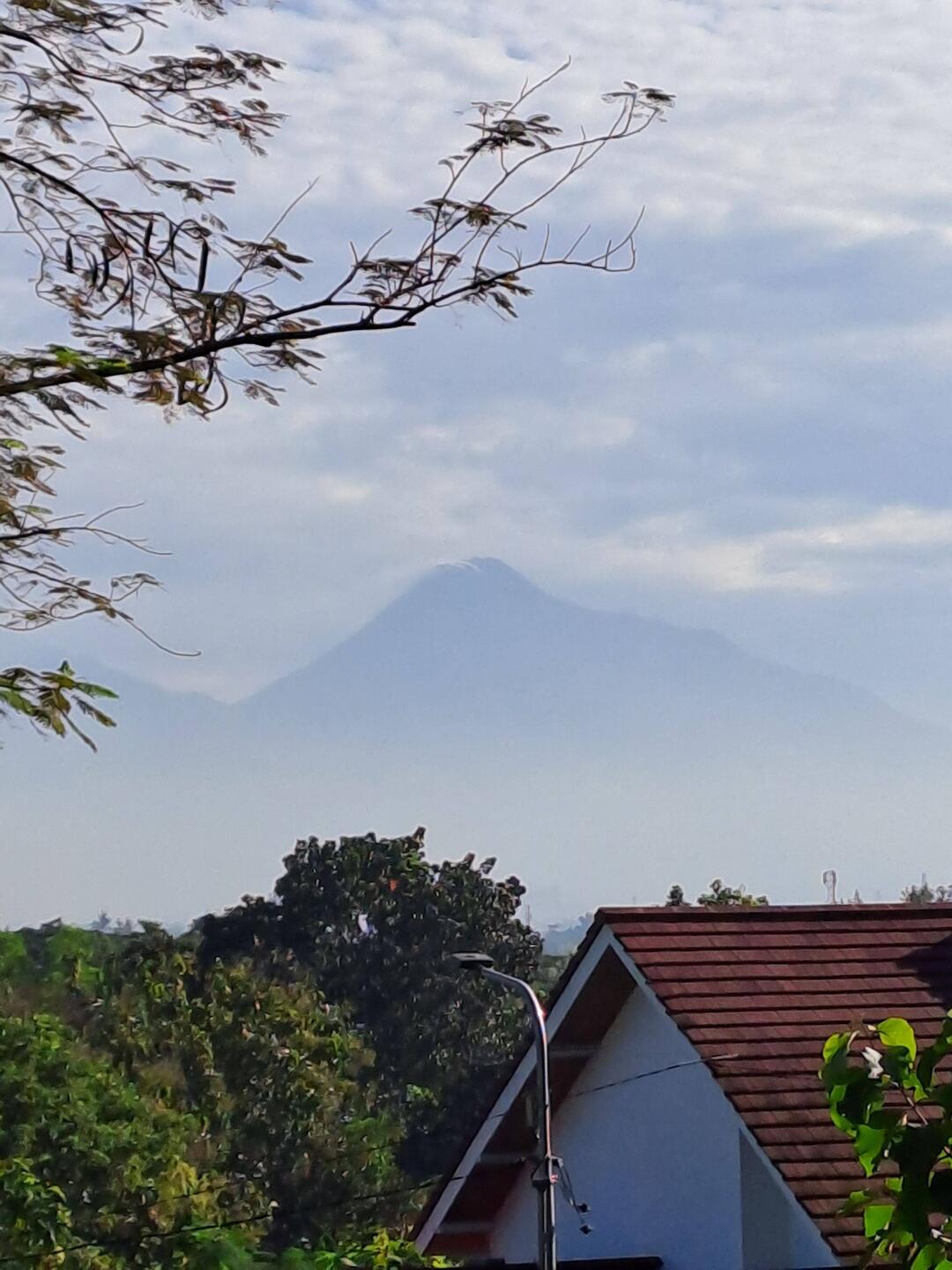 Der Merapi 🌋 in der Ferne
