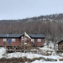 Die Hütte in Vakkotavare ist regelrecht an den Berg geklemmt.