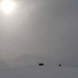 Während ich mich an der Sonne orientiere taucht eine Hütte auf die gar nicht eingezeichnet ist.