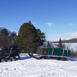 am Morgen warten ein paar Schneemobile zum Aufbruch in die Berge