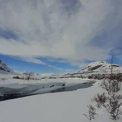 Alles ist tief verschneit und plötzlich ist da ein Fluss!