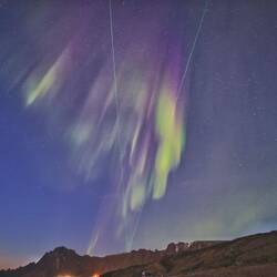 Die Skybeamer haben wohl einen Zusammenhang mit dem Raumflughafen und der Sternwarte in der Gegend