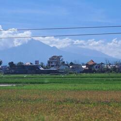 Heute ist der Merapi wieder frei, wir grüßen vom Zug aus