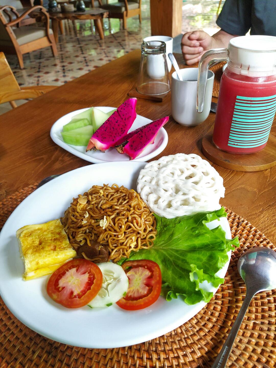 Indonesisches Frühstück 🍜 in unserer schönen Unterkunft