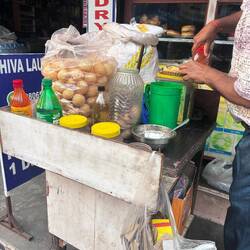 Neues Streetfood ausprobieren: Kleine Bällchen werden mit einer herzhaften Mischung gefüllt