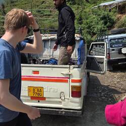 Der Jeep bringt uns aus dem Gebirge