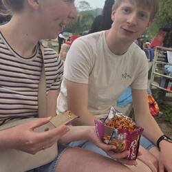 Und noch mehr Streetfood. Die Verpackung der Instantnudeln dient als Behälter für das fertige Essen