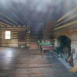 Innenraum durchs Fenster fotografiert.