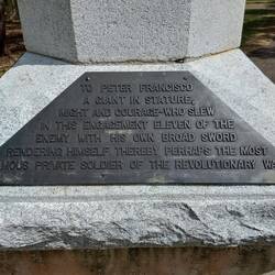 Inschrift am Monument. Angeblich hat er 11 Briten mit dem Säbel getötet, er spricht von 4.