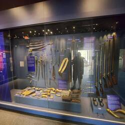 Waffen und Zubehör.