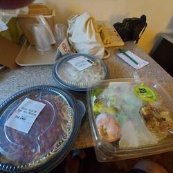 Spaghetti Bolo, Chicken Alfredo und Salat für 14,99. Spaghetti warm für heute, Chicken Alfredo kalt.