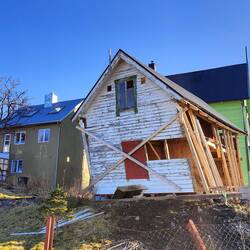 Im August war das Haus noch nicht so schräg