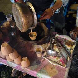 Zwischendurch ein Milk-Tea im Tontopf vom offenen Feuer