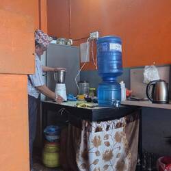 Banane-Lassi in the making. Die Banane wurde nach unserer Bestellung erstmal beim Nachbarn gekauft