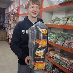 Vorratspackung Chips im Supermarkt gefunden