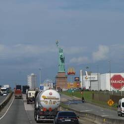 Grosse Nachbildungen der Freiheitsstatue vor dem Einkaufsladen Havan 🗽🇧🇷