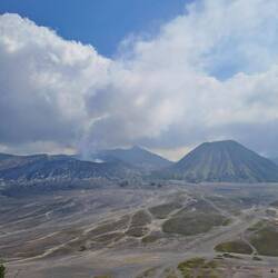 Links der Bromo mit Rauchwolke, rechts der klassische Kegel ist der Batok