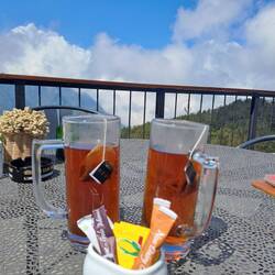 Auf der Terrasse des Hotels gibt's Schwarztee in Biergläsern 🍻