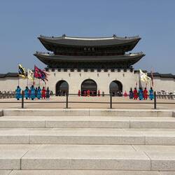 Wachablösung vor dem Gyeongbokgung Palace.
